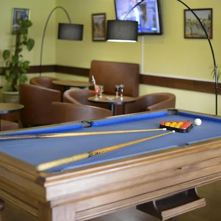 Logis Restaurant Le Mere Сент-Мер-Эглиз