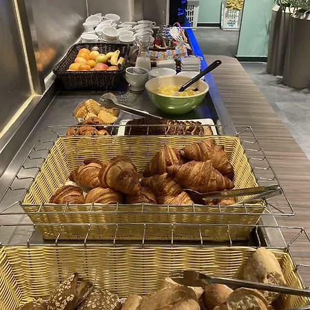 Logis Restaurant Le Mere Сент-Мер-Эглиз